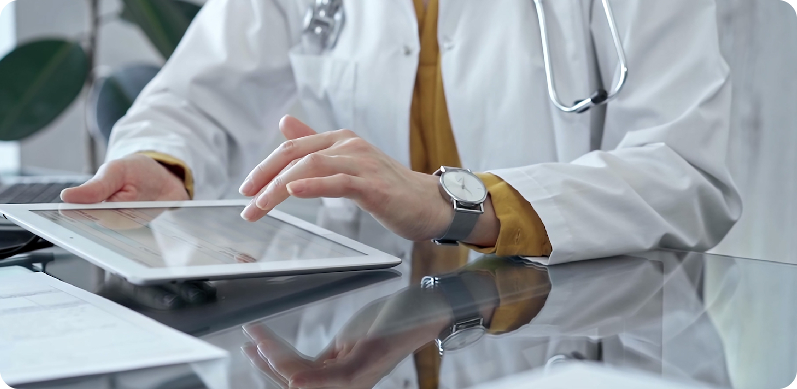 タブレットを操作する医者