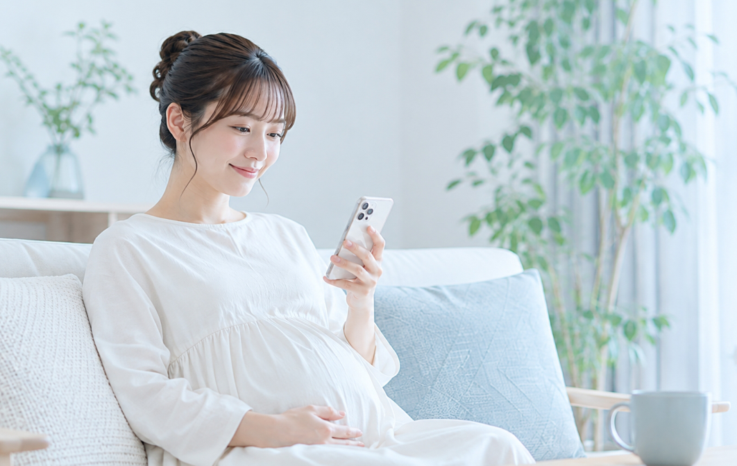 スマートフォンを見る妊婦さん